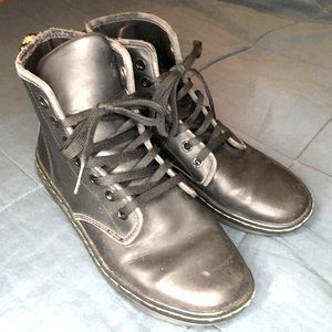 Size 6 Dr Martens 7 hole black boots